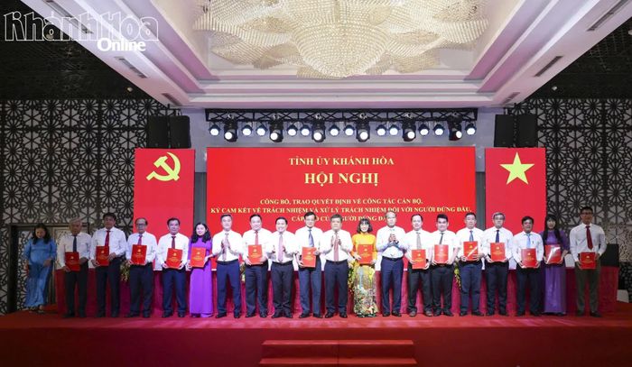 Lãnh đạo các cơ quan, đoàn thể ký cam kết về trách nhiệm.
