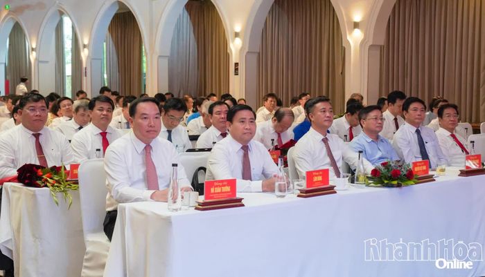 Các đồng chí Thường trực Tỉnh ủy và các đại biểu dự hội nghị.