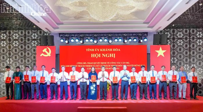 Thường trực Tỉnh ủy chúc mừng lãnh đạo các phường ở khu vực Nha Trang ký cam kết.