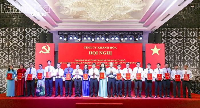 Thường trực Tỉnh ủy chúc mừng lãnh đạo các cơ quan, đơn vị của tỉnh.