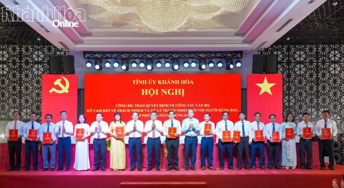 Thường trực Tỉnh ủy chứng kiến lãnh đạo các sở, ngành, đơn vị ký cam kết về trách nhiệm.