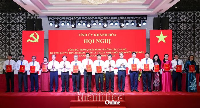 Các đồng chí Thường trực Tỉnh ủy chúc mừng các đồng chí Ủy viên Ban Thường vụ Tỉnh ủy, lãnh đạo Đoàn Đại biểu Quốc hội tỉnh, HĐND, UBND, Ủy ban MTTQ Việt Nam tỉnh.