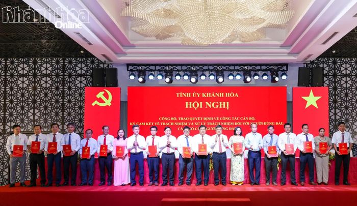 Thường trực Tỉnh ủy chúc mừng lãnh đạo các cơ quan, đơn vị ký cam kết.