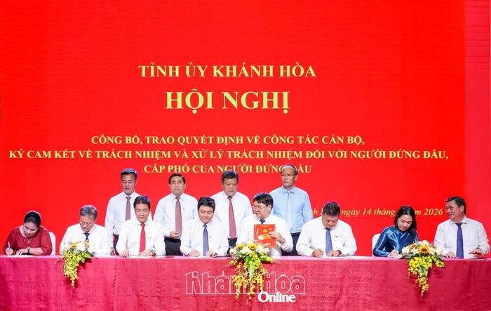 Các đồng chí Thường trực Tỉnh ủy chứng kiến các cán bộ ký cam kết.
