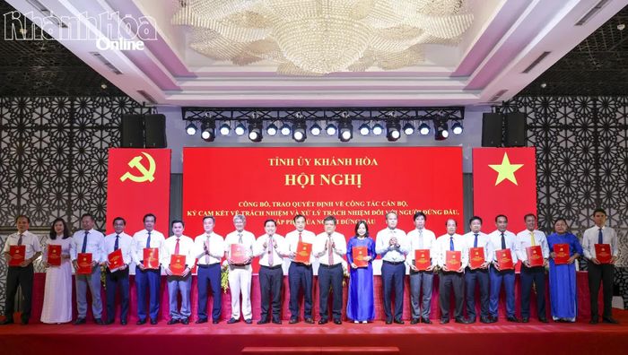 Thường trực Tỉnh ủy chúc mừng lãnh đạo các sở, ban, ngành ký cam kết.