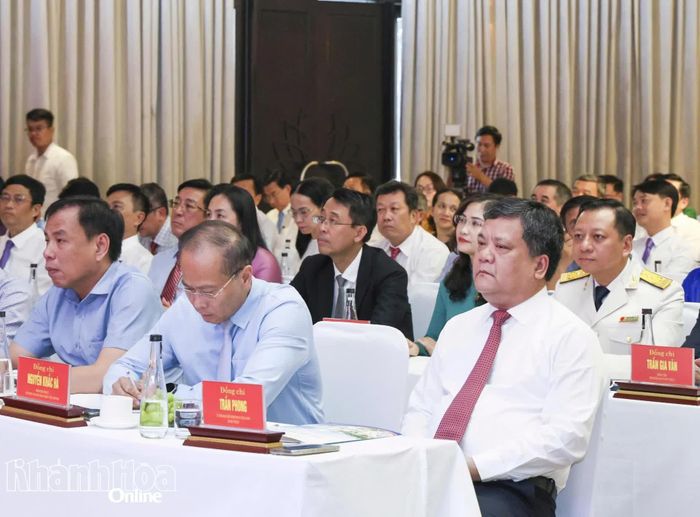 Các đồng chí Thường trực Tỉnh ủy và các đại biểu dự hội nghị.