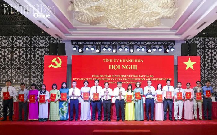Lãnh đạo các cơ quan, đơn vị ký cam kết về trách nhiệm.