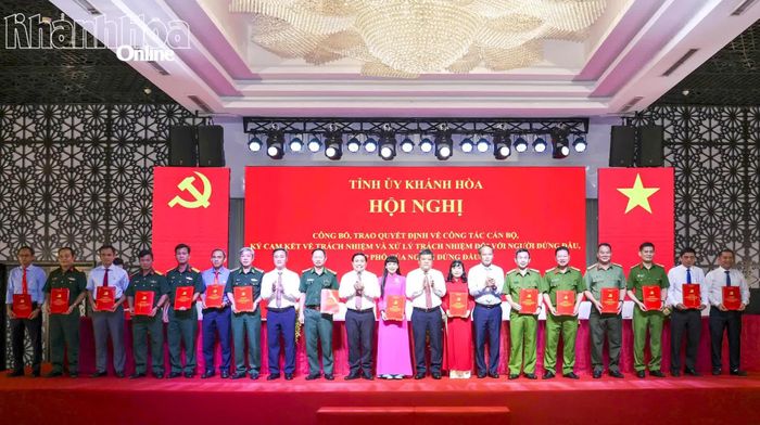 Thường trực Tỉnh ủy chúc mừng lãnh đạo các cơ quan, đơn vị, doanh nghiệp của tỉnh ký cam kết.