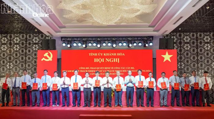 Lãnh đạo các cơ quan, đơn vị ký cam kết về trách nhiệm.