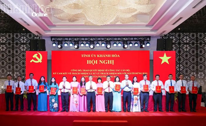 Thường trực Tỉnh ủy chúc mừng lãnh đạo các cơ quan tham mưu, giúp việc, đơn vị sự nghiệp thuộc Tỉnh ủy ký cam kết.