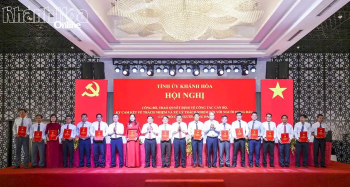 Thường trực Tỉnh ủy chúc mừng lãnh đạo sở, ban, ngành ký cam kết trách nhiệm.