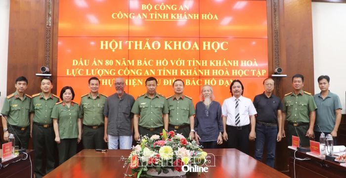 Các đại biểu chụp ảnh lưu niệm.