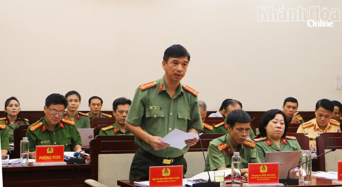 Lãnh đạo Phòng 2, Cục Công tác chính trị trình bày tham luận tại hội thảo.