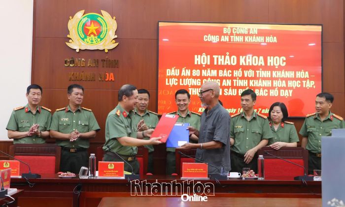 Công an tỉnh Khánh Hòa ký kết biên bản thỏa thuận với nhà điêu khắc Trần Việt Hưng về việc Công an tỉnh sử dụng nguyên bản tượng Bác Hồ tại Công viên 18-10 để xây dựng tượng tại trụ sở mới.