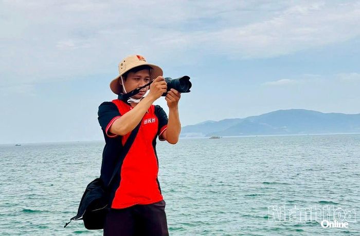 Phóng viên Báo và Phát thanh, Truyền hình Khánh Hòa chụp hình tại khu vực Hòn Chồng để tích hợp vào nền tảng du lịch số Khánh Hòa.