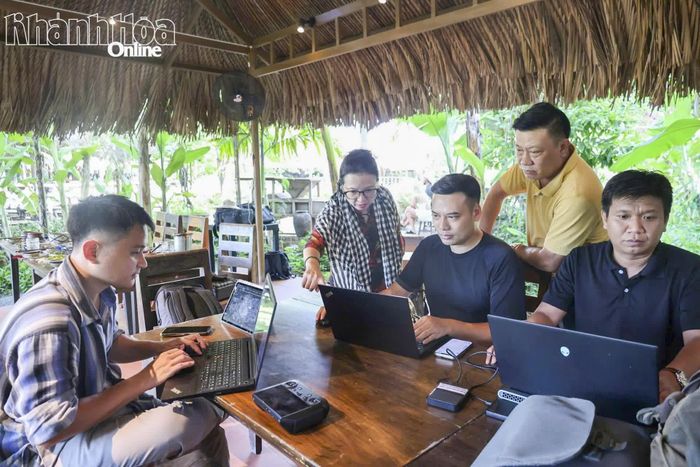 Dữ liệu được các chuyên gia, kỹ thuật viên Sở Văn hóa, Thể thao và Du lịch, Báo và Phát thanh, Truyền hình Khánh Hòa thu thập, xử lý ngay tại hiện trường để tích hợp vào nền tảng du lịch số Khánh Hòa đảm bảo độ chính xác.