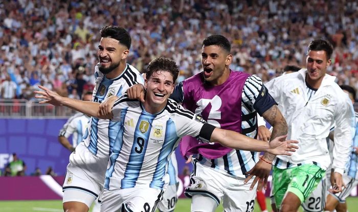 Julian Alvarez ăn mừng cùng các đồng đội sau bàn thắng vào lưới Thụy Sĩ ở trận tứ kết World Cup 2026. Ảnh: FIFA