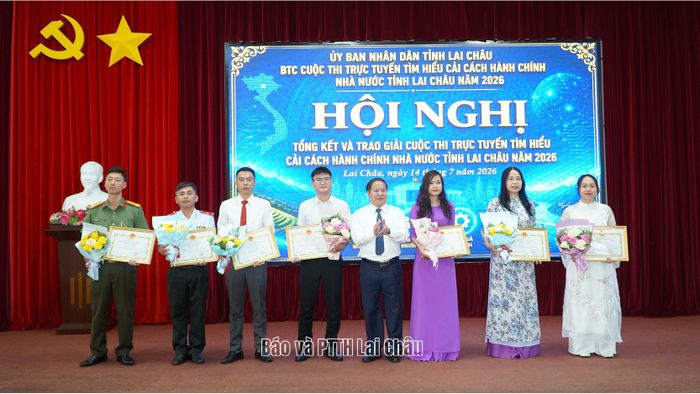 Đồng chí Tống Thanh Hải – Phó Chủ tịch Thường trực UBND tỉnh trao giải cho các tập thể.