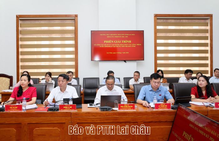 Các đại biểu dự phiên họp. 