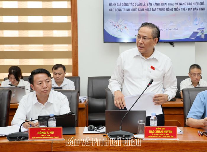 Lãnh đạo Ban Văn hóa - Xã hội HĐND tỉnh nêu vấn đề giải trình tại phiên họp. 