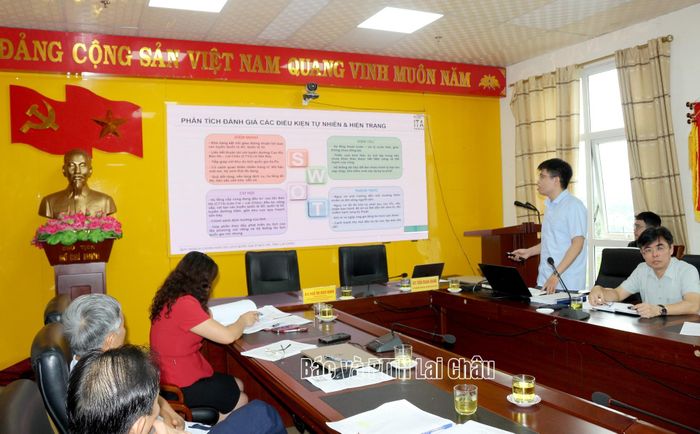 Đại diện đơn vị tư vấn trình bày tóm tắt dự thảo hồ sơ Quy hoạch chung Khu du lịch quốc gia Ô Quý Hồ.