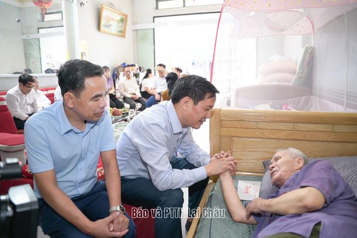 Đồng chí Lê Đức Dục - Trưởng Ban Tuyên giáo và Dân vận Tỉnh ủy; lãnh đạo xã Tân Uyên thăm hỏi, tặng quà ông Bùi Hữu Khánh (thương binh, tỷ lệ thương tật 43%).