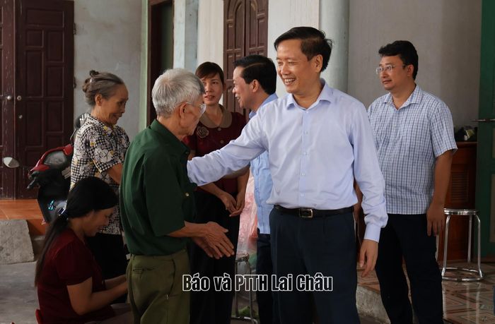... thăm, tặng quà cho gia đình ông Kim Văn Thơm, người hoạt động kháng chiến bị nhiễm chất độc hóa học, suy giảm khả năng lao động 37%.