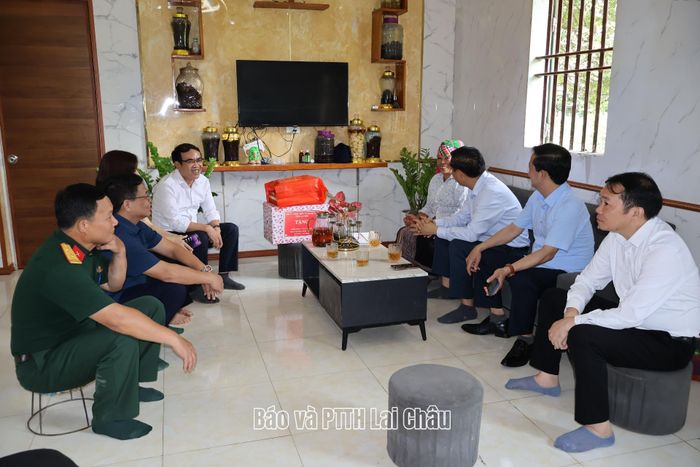 .... thăm và tặng quà gia đình bà Lò Thị Chăn (vợ liệt sĩ Lò Văn Phôm).