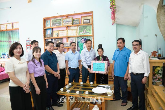 Đoàn công tác thăm và tặng quà gia đình bà Lò Thị Ngoan (con gái liệt sĩ Lò Văn Khỏ).