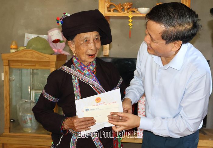 .... thăm hỏi, trao quà của Chủ tịch nước, của tỉnh cho gia đình bà Lò Thị Pành (vợ liệt sĩ Lò Văn Chòi).