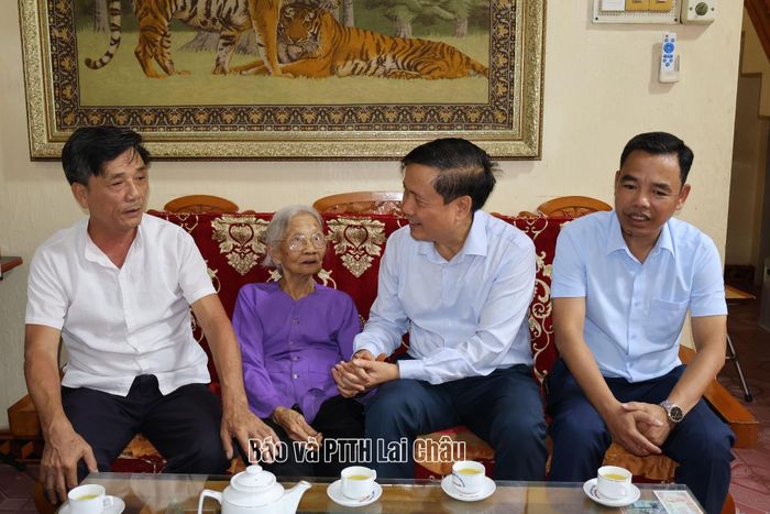 Đồng chí Lê Đức Dục - Trưởng Ban Tuyên giáo và Dân vận Tỉnh ủy cùng đoàn công tác ân cần thăm hỏi sức khỏe bà Lê Thị Tiện (vợ liệt sĩ Đới Văn Cát).