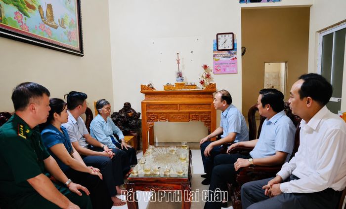 ... thăm hỏi, động viên gia đình gia đình bà Teo Thị Ôm (vợ liệt sĩ Vàng Văn Diêm).