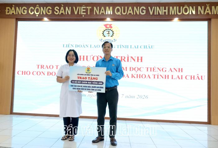 Đồng chí Phạm Ngọc Đang - Phó Chủ tịch LĐLĐ tỉnh trao biển tượng trưng thiết bị bút chấm đọc và sách học tiếng Anh cho lãnh đạo Ban Giám đốc, Ban Chấp hành Công đoàn cơ sở Bệnh viện Đa khoa tỉnh.