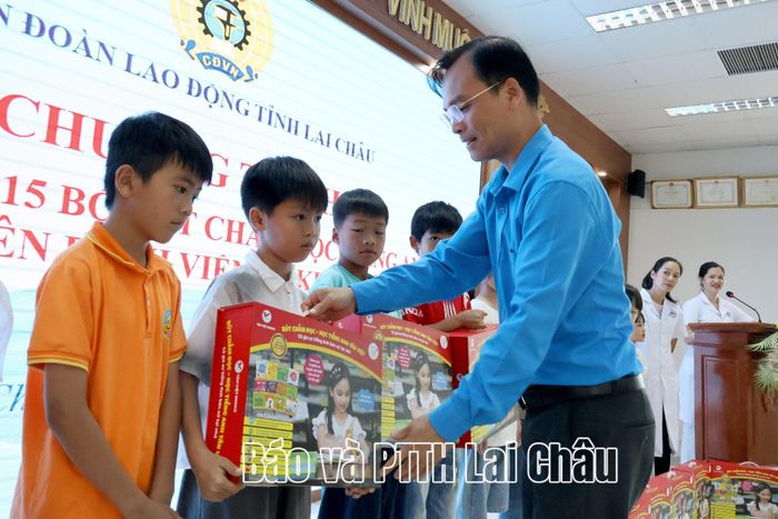 Đồng chí Phạm Ngọc Đang - Phó Chủ tịch LĐLĐ tỉnh trao thiết bị bút chấm đọc và sách học tiếng Anh cho các cháu.