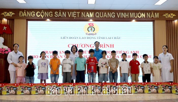 Lãnh đạo LĐLĐ tỉnh và Công đoàn cơ sở Bệnh viện Đa khoa tỉnh trao quà cho các cháu.