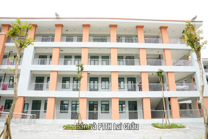 Nhà hiệu bộ và thư viện đã hoàn thành.