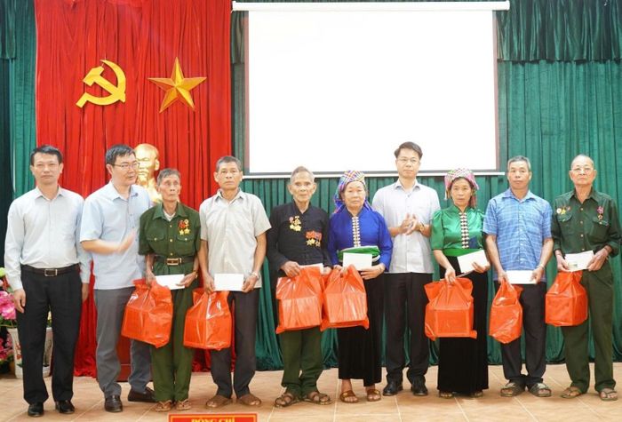 ... trao quà cho thương, bệnh binh, thân nhân liệt sĩ xã Khoen On.