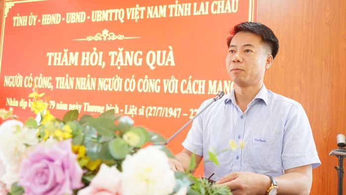 Đồng chí Hoàng Quốc Khánh – Phó Trưởng đoàn Chuyên trách Đoàn Đại biểu Quốc hội tỉnh phát biểu tại buổi thăm hỏi, tặng quà tại xã Mường Kim.