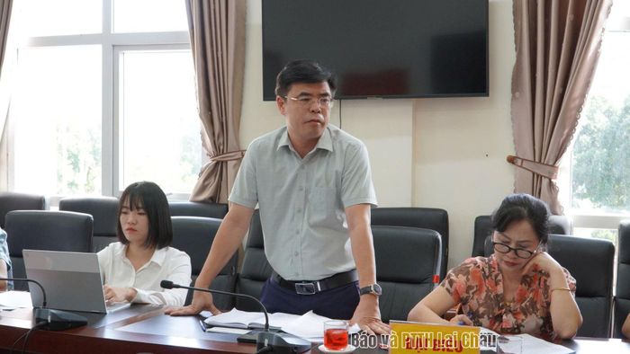 Các đại biểu tham luận tại hội nghị.