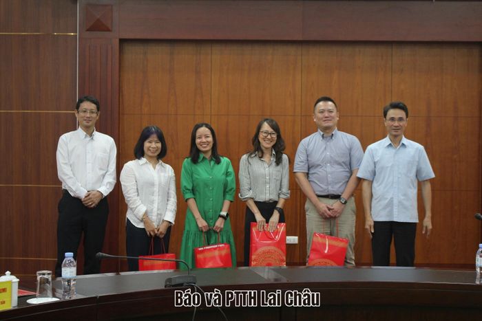 ... tặng quà thành viên đoàn công tác.