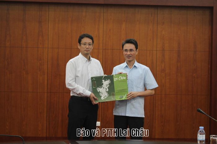 Đồng chí Hà Trọng Hải - Phó Chủ tịch UBND tỉnh tặng quà cho ông Kobayashi Kenichi - Phó Trưởng Đại diện JICA.