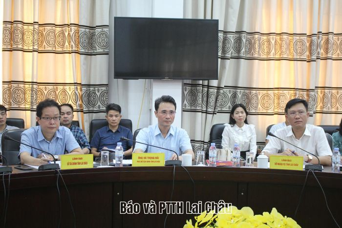Đồng chí Hà Trọng Hải - Phó Chủ tịch UBND tỉnh cùng các sở, ngành dự buổi làm việc.