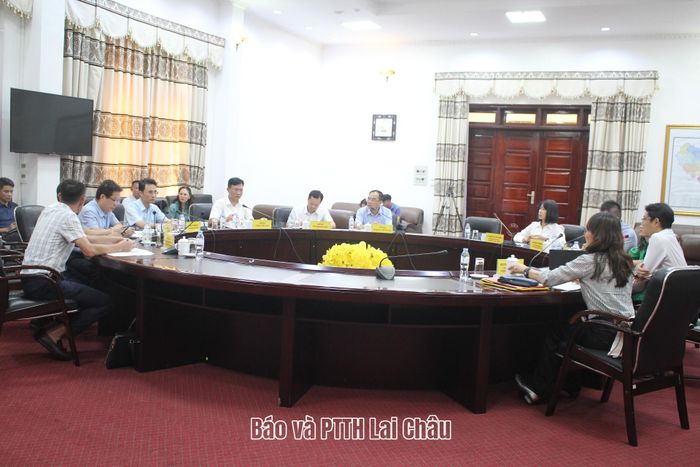 Quang cảnh buổi làm việc.