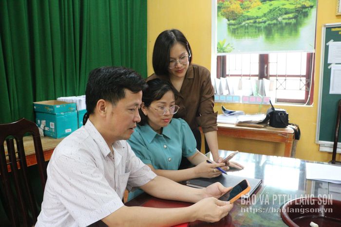 Đảng viên thuộc Đảng bộ xã Hữu Lũng chia sẻ những thông tin tích cực trên mạng xã hội
