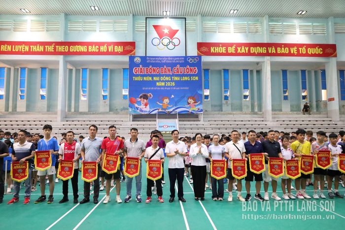 Đại diện Ban Tổ chức trao cờ lưu niệm cho đại diện các đoàn vận động viên