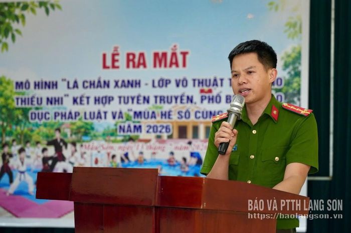 Đại diện Công an xã Mẫu Sơn tuyên truyền phòng, chống đuổi nước tại buổi ra mắt mô hình