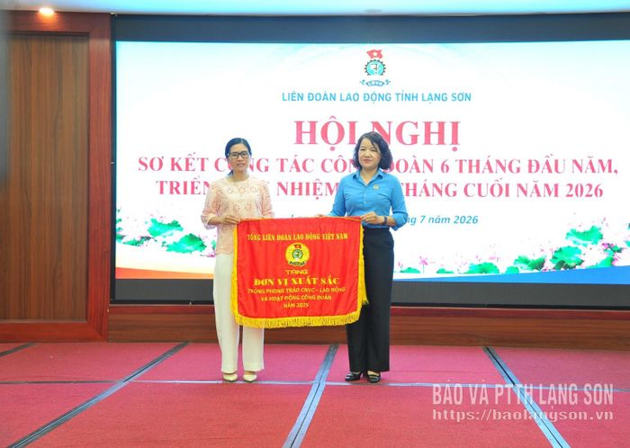 Thừa ủy quyền, lãnh đạo Liên đoàn Lao động tỉnh trao cờ thi đua của Tổng Liên đoàn Lao động Việt Nam cho đại diện Công đoàn cơ sở Công ty TNHH MTV Tâm Đức Lạng Sơn