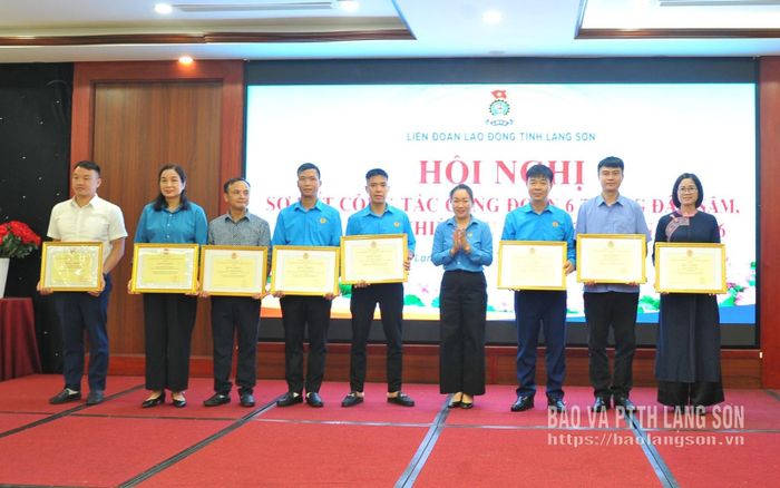 Các cá nhân có thành tích xuất sắc được nhận Bằng khen của Ban Chấp hành Tổng Liên đoàn Lao động Việt Nam