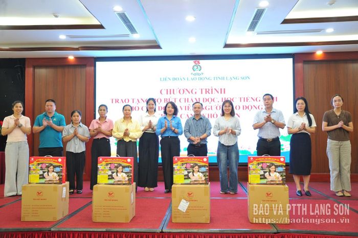 Đại diện các công đoàn cơ sở tiếp nhận bộ bút chấm đọc tiếng Anh trao tặng con em đoàn viên, người lao động khó khăn
