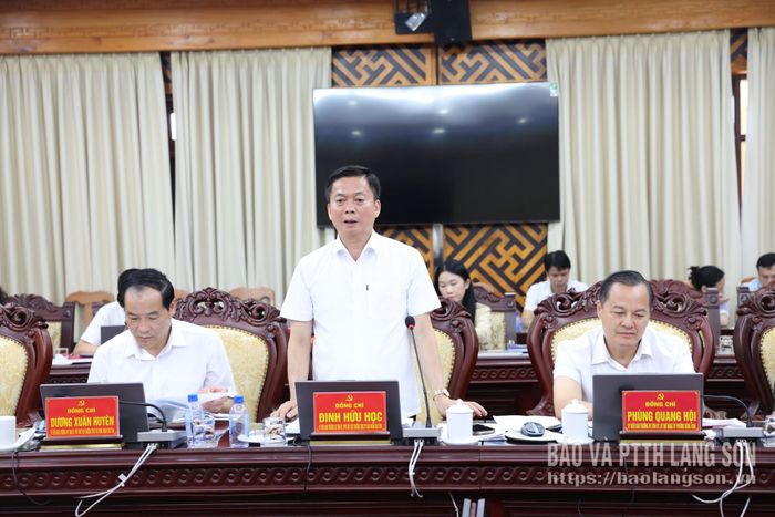 Đồng chí Đinh Hữu Học, Ủy viên Ban Thường vụ Tỉnh ủy, Phó Chủ tịch Thường trực UBND tỉnh phát biểu tại hội nghị